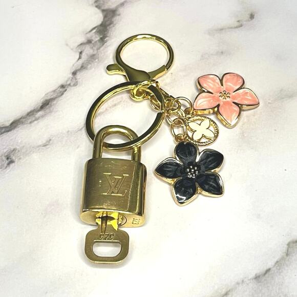 Louis Vuitton Lock & Key Set #323 with a Floral Charm Keychain - Picture 4 of 5